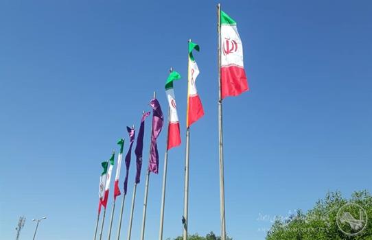 تعویض پرچم های سیاه و نصب پرچم ایران و رنگی درشهرداری منطقه ۴ اهواز
